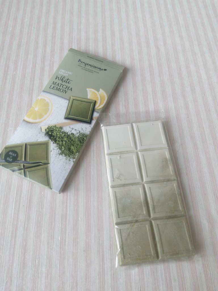 Ciocolata alba vegana cu lamaie si matcha