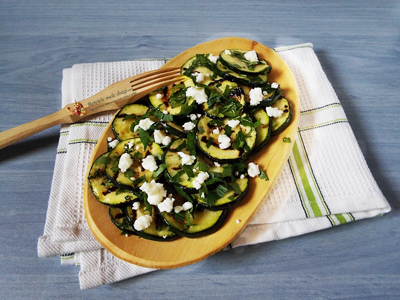 salata mediteraneana cu dovlecei la gratar si branza de capra 1