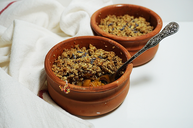 crumble cu piersici si fulgi de ovaz 0
