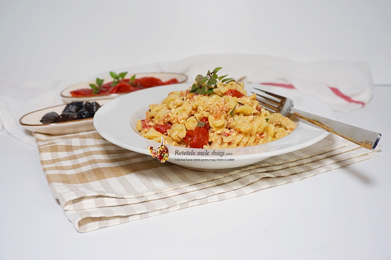 paste cu feta, rosii si ardei copt