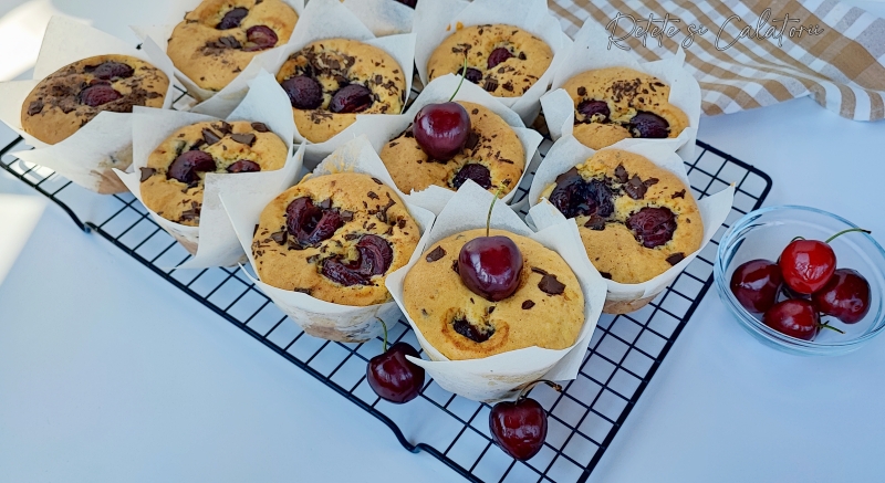 Briose din pandispan pufos cu cirese si ciocolata amaruie, aseyate pe un gratar de racire, vedere de sus,