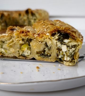 Placinta cu spanac si feta spanakopita cu foi facute in casa