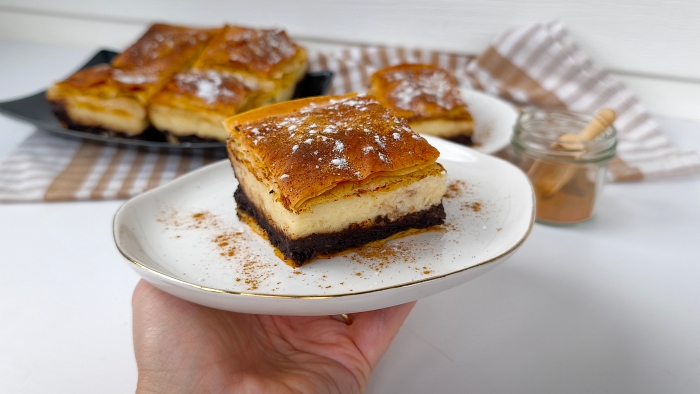 Bougatsa duo aurie, crocantă, pudrată cu scorțișoară