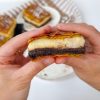 Bougatsa în două culori tăiată, cu strat de ciocolată și cremă de gris