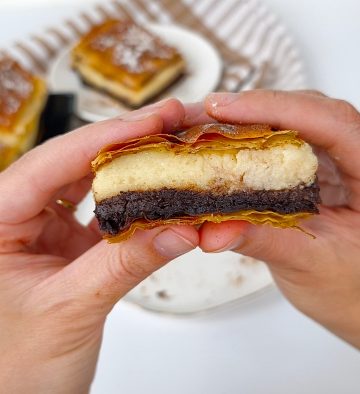 Bougatsa în două culori tăiată, cu strat de ciocolată și cremă de gris