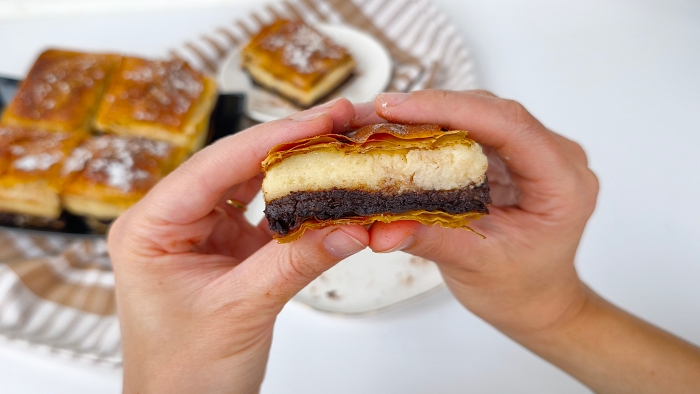 Bougatsa în două culori tăiată, cu strat de ciocolată și cremă de gris