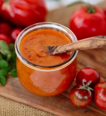 sos de rosii pentru iarna cu vin si ierburi aromatice