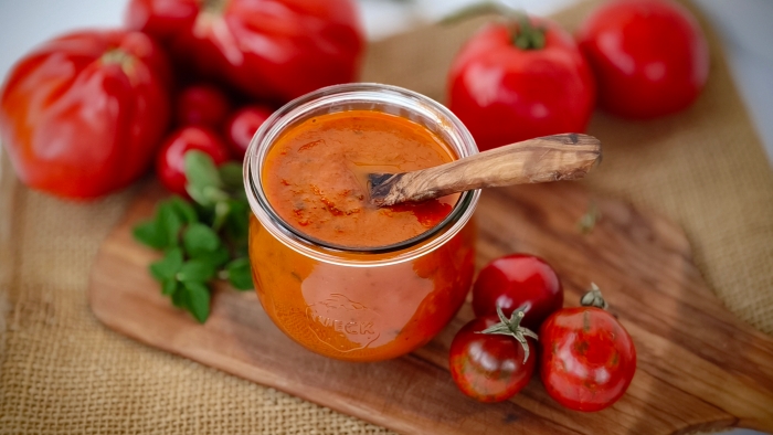 sos de rosii pentru iarna cu vin si ierburi aromatice